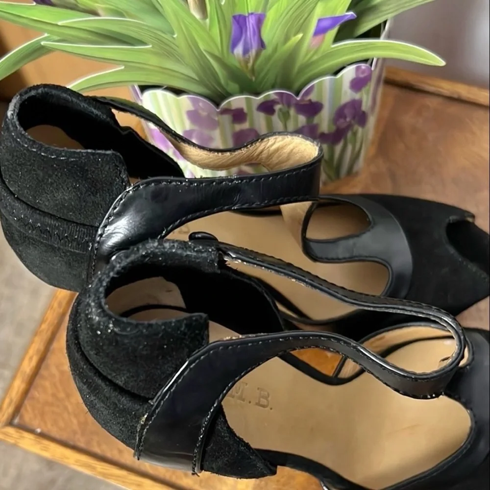 L.A.M.B. Elegant Black T Strap Suede/Leather Peep Toe Pumps Size 7.5 - Picture 8 of 8